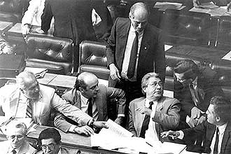 Jos Richa, Jos Serra e Mrio Covas, entre outros constituintes, durante sesso da Assemblia Constituinte, em agosto de 1988