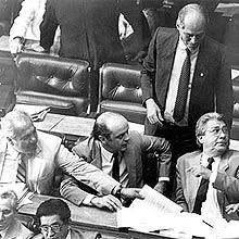 Jos Richa, Jos Serra e Mrio Covas, entre outros constituintes, durante sesso da Assemblia Constituinte, em agosto de 1988