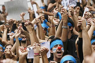 Jovens usam preto para protestar contra crimes eleitorais cometidos por candidatos na campanha do Rio