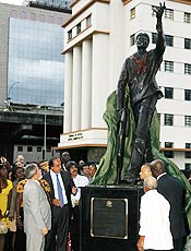 Estátua em homenagem a João Cândido é inaugurada no Rio