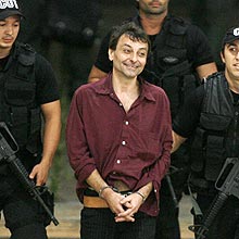 Cesare Battisti foi condenado à prisão perpétua na Itália por quatro assassinatos