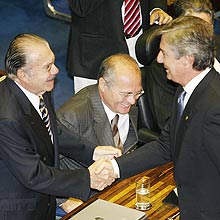 Renan (sentado) estava afastado das articulações partidárias desde 2007