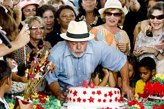Festa de Lula foi organizada por militantes do PT e custou R$ 5.000; o presidente disse estar feliz e com disposição de menino