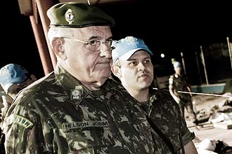 O ex-ministro da Defesa Nelson Jobim durante visita a instalação brasileira no Haiti; ele deixou o cargo no início do mês