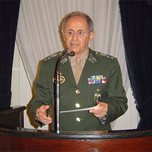 General (foto)  exonerado aps declarao sobre plano de direitos humanos