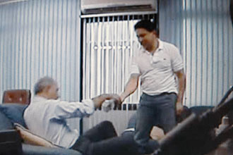 Vídeo mostra Durval Barbosa (à esq.) entregando um maço de dinheiro para o então governador do Distrito Federal, José Roberto Arruda (DEM)
