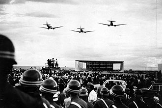Aviões da esquadrilha da fumaça, da FAB (Força Aérea Brasileira), fizeram show aéreo na inauguração de Brasília