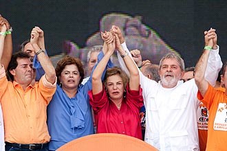Lula cantou o Hino Nacional de mãos dadas com doma Marisa, a ex-ministra Dilma Rousseff e o deputado Paulinho da Força