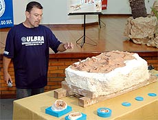 Srgio Cabreira, coordenador do departamento de Paleontologia, em frente ao fssil