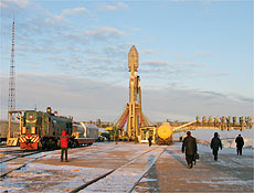 Soyuz carregando o satlite francs Corot visto da base de lanamento em Baikonur