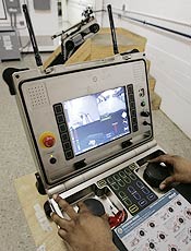 Tcnico opera o rob Fido, projetado para detectar bombas
