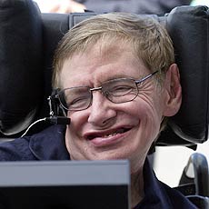 Hawking sorri em conferncia com a imprensa no Kennedy Space Center, antes do vo<BR>