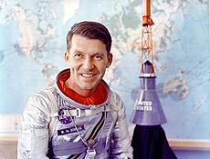 O astronauta Wally Schirra posa ao lado de modelo da cpsula Mercury, em foto de 1962