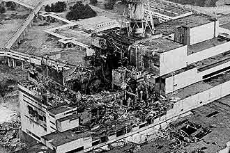 Imagem da usina nuclear ucraniana de Chernobil, dois dias aps exploses; Greenpeace diz que h vazamento de material radioativo