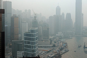 Nuvens de poluio envolvem edifcios de Hong Kong; organizao WWF alerta para que governo chins enfrente emisses
