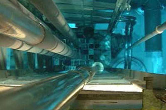 Cápsulas de alumínio contendo as amostras de material a ser irradiado no Instituto de Pesquisas Energéticas e Nucleares