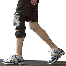 Aparelho acoplado em joelheira transforma energia motora da caminhada em eletricidade