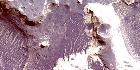 Imagem colorida pela Nasa mostra a cratera Holden, em Marte; cientistas identificaram traos de lago habitvel 