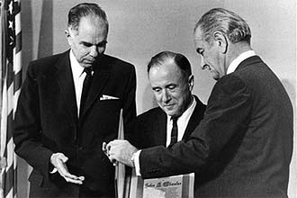 Wheeler (centro) recebe o Prêmio Enrico Fermi do presidente norte-americano Lyndon B. Johnson (à dir), em 1968