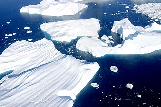Imagem area mostra gelo em processo de derretimento, na Groelndia; fiordes contribuem para derretimento, dizem estudos