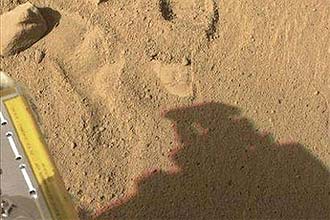 Imagem feita pela sonda Phoenix mostra solo de Marte; pesquisadores ainda buscam matria orgnica no planeta