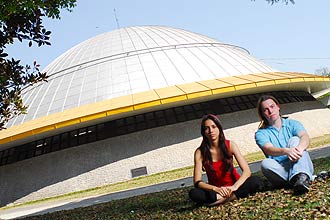 Paolla e Marcos investigam vida inteligente longe do planeta Terra