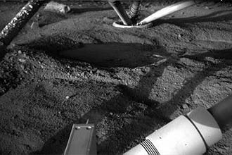Gotculas na perna da sonda Phoenix (no alto,  esq.); Renn afirma que se trata de gua bastante salgada por perclorato de magnsio