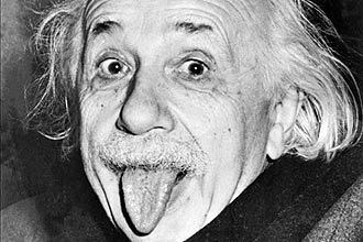 Deslocamentos em velocidade superior  da luz contrariam a teoria da relatividade especial, do alemo Albert Einstein (1879-1955)
