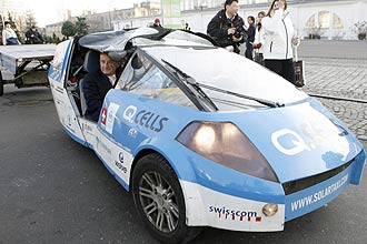 Carro criado pelo suíço Louis Palmer usa unicamente energia solar e "nem uma gota de combustível"