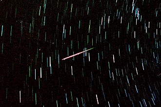 Meteoro passa por estrelas e ilumina o cu do deserto na Jordnia; observatrio brasileiro vai monitorar corpos celestes
