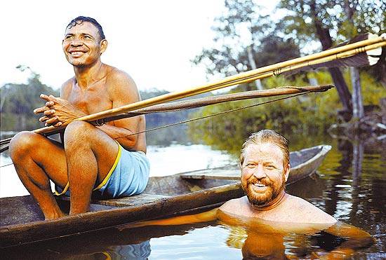 O linguista americano Daniel Everett (dir.) no rio Maici, no Amazonas, posa para foto com um pescador pirah