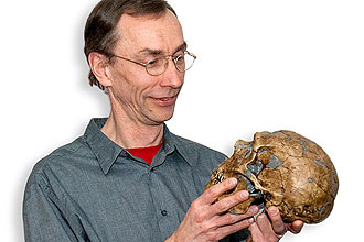 Pesquisador segura um crânio de neandertal; hominídeos pré-históricos já tinham pensamento simbólico, segundo estudo