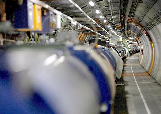 Tnel do acelerador de partculas LHC, o maior do mundo, construdo pelo Cern