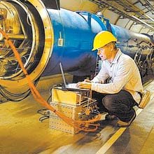 Engenheiro trabalha no tnel do acelerador de partculas LHC, que continua quebrado