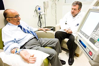 Médico Auro Del Giglio faz atendimento a um idoso no departamento de oncogeriatria, que começa o funcionamento oficialmente hoje