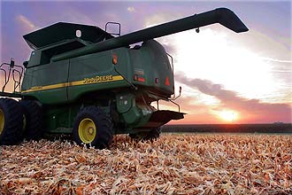 Trator em plantao de milho nos EUA; Alemanha probe cultivo de milho geneticamente modificado, a fim de preservao ambiental
