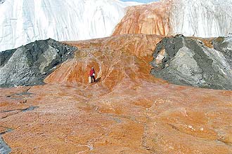 Frente da geleira Taylor, na Antártida, com as Blood Falls (Cachoeiras de Sangue, em inglês), vermelhas devido à ferrugem