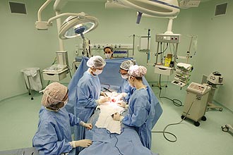 Equipe mdica do Instituto do Cncer de SP realiza cirurgia de tumor no tero; em quatro salas, so feitas 200 operaes por ms
