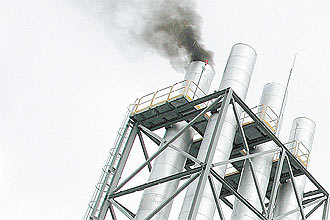 Fumaça na usina Cristiano Rocha, em Manaus; termelétricas como próximo alvo da política de redução de emissão de gases