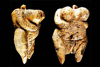 Vistas lateral e frontal da Vênus alemã, voluptuosa e sem cabeça, reconstituída por arqueólogo; pode ser a mais antiga figura humana