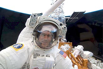 Astronauta Michael Good, que juntamente com Michael Massimino (ao fundo) realizou ontem uma caminhada espacial de 8 horas para consertar um aparelho do Hubble 330