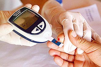 Paciente faz exame de diabetes; cientistas propõem bandagens e meias para melhorar circulação de pessoas com a doença