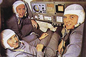 Cosmonautas da Soyuz 11, vtima de despressurizao no mdulo, durante o pouso; vlvula aberta fez com que o oxignio escapasse