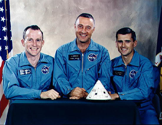 Da esq. para dir.: Edward White, Virgil Grissom, e Roger Chaffee, a tripulao da Apollo 1