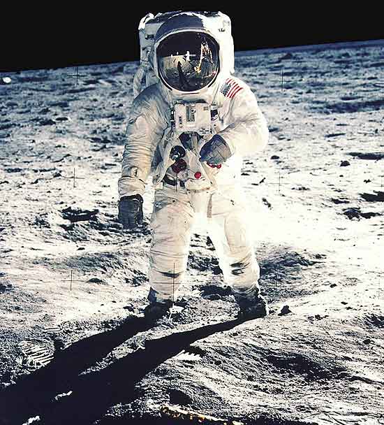 Em fotografia tirada por Neil Armstrong, Buzz Aldrin caminha na superfície lunar em 1969