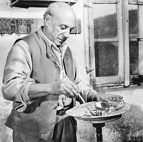Pintor espanhol Pablo Picasso (1881-1973) em ateli de cermica na Frana
