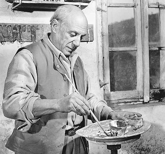 O pintor espanhol Pablo Picasso, aqui visto em ateli de cermica francs, em 1948