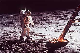 Foto histórica de julho de 1969, em que o astronauta Edwin Aldrin caminha na Lua próximo ao suporte do módulo da nave Apollo 11