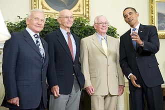 Da esq. para a dir, a tripulao do Apollo 11: Buzz Aldrin, Michael Collins y Neil Armstrong posam junto ao presidente Barack Obama
