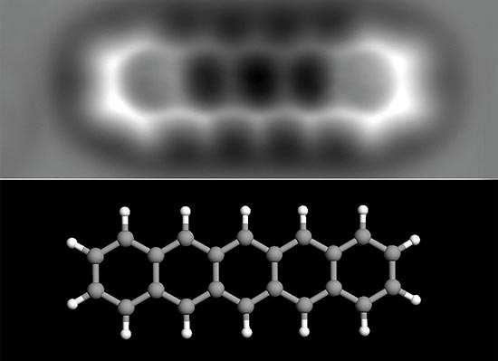 Pela primeira vez, cientistas &quot;fotografam&quot; molécula individual -  28/08/2009 - Ciência - Folha de S.Paulo